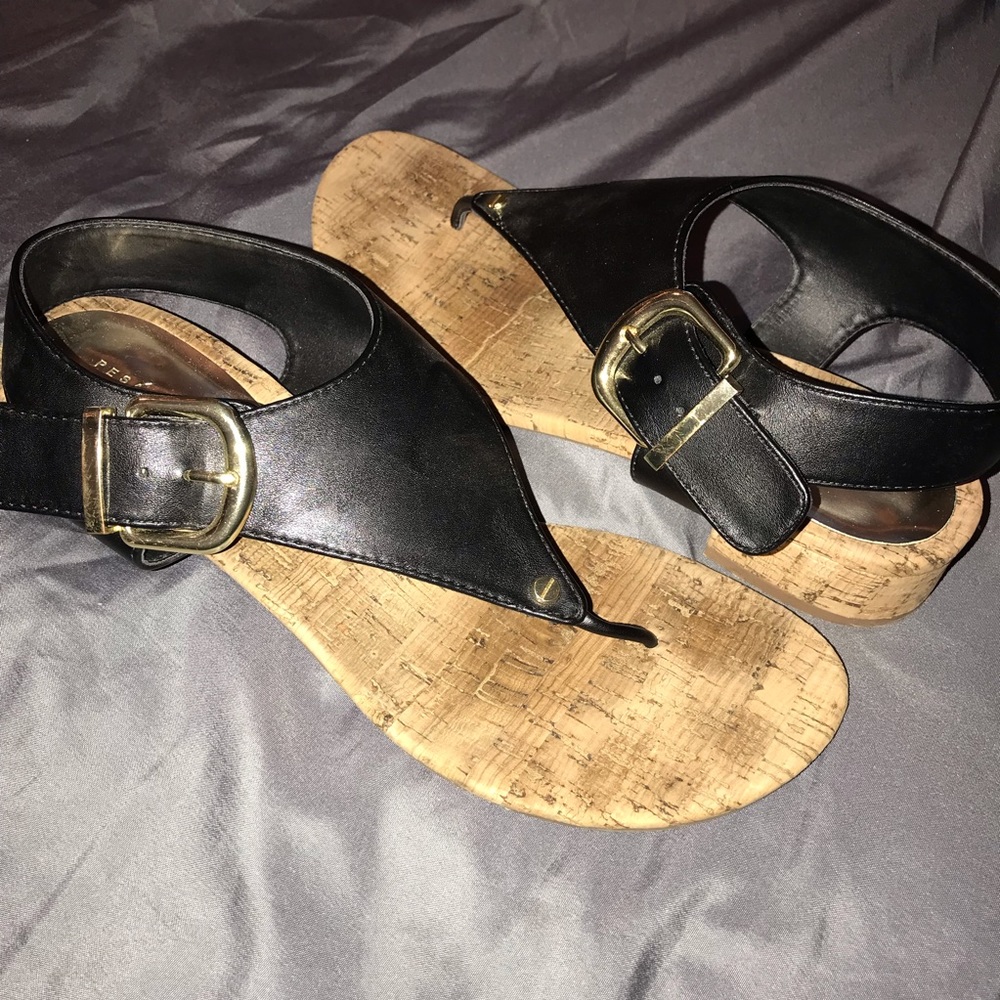 🖤🌼Black Sandals w/ Gold Buckle&Accents🌼🖤